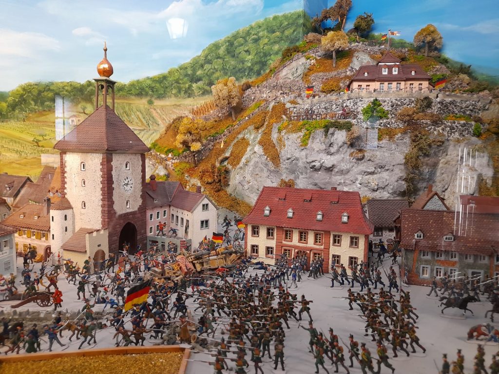 Diorama mit Zinnfiguren in der Zinnfigurenklause im Freiburger Schwabentor, das das letzte Gefecht von 1848 zwischen revolutionären Freischärlern und Regierungstruppen zeigt.