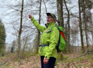 Eine Frau vom Schwarzwaldverein weist auf der Revolutionswanderung den Weg.