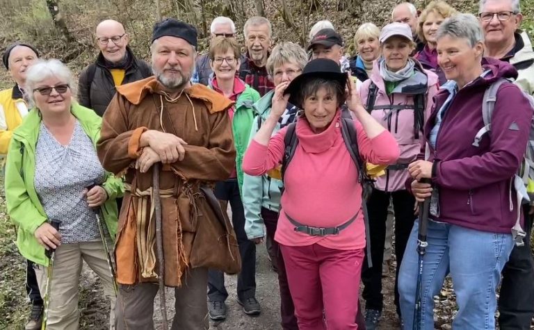 Wandergruppe aus Stühlingen steht auf einem Waldweg während einer Jubiläumswanderung zum 175. Jahrestag der Badischen Revolution; einige Teilnehmende tragen historisch anmutende Kleidung.