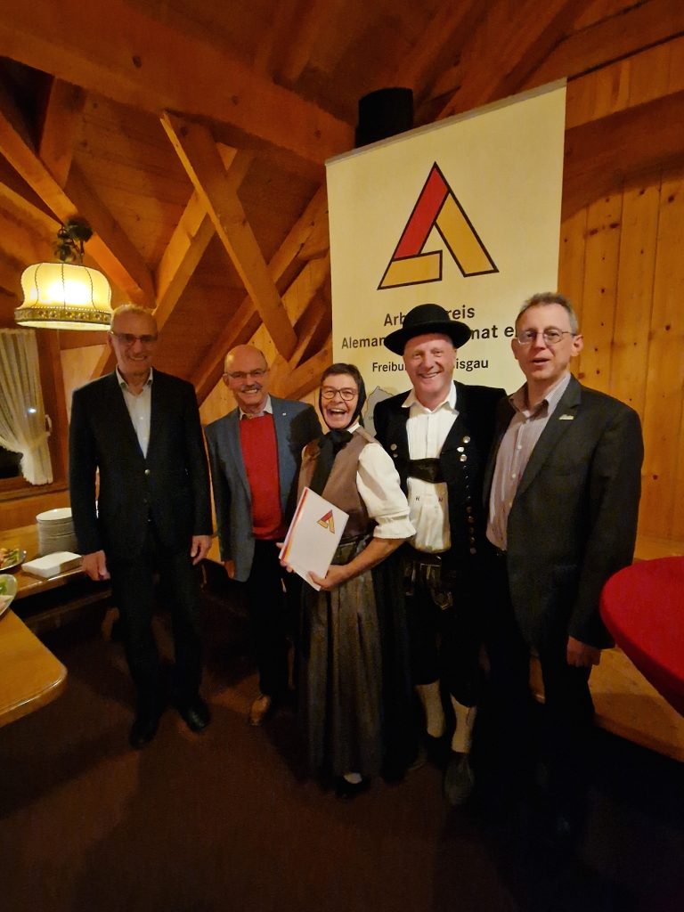 Text & Bild: Peter Wehrle – Auf dem Bild v.l.: Bernhard Fehrenbach, Vorsitzender des Arbeitskreises, Peter Wehrle, Vizepräsident des Schwarzwaldvereins, Marianne Noe mit ihrem Ehemann und Neuweilers Bürgermeister Martin Buchwald