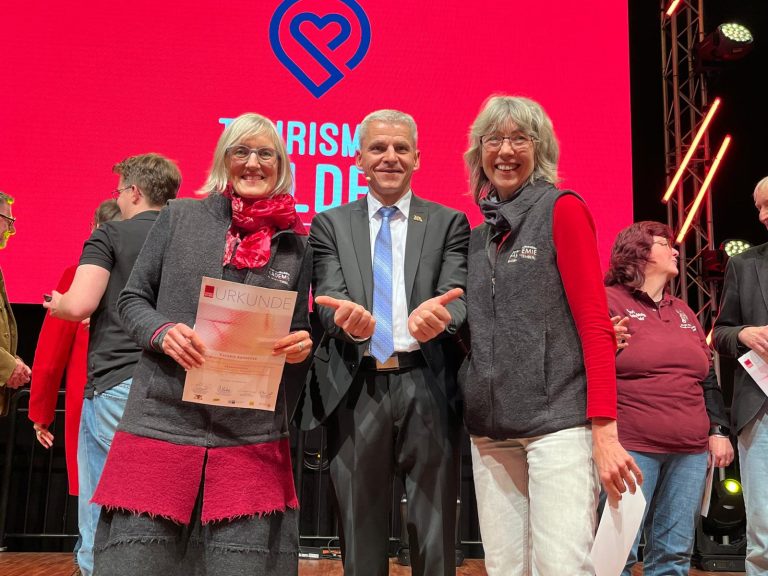Staatsekretär Rapp übergibt bei der Urlaubsmesse CMT die Tourismus-Auszeichnung an die Weiterbildungseinrichtung des Schwäbischen Albvereins und des Schwarzwaldvereins.