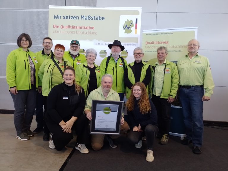 Gruppenfoto der Zertifikatsverleihung „Wanderbares Deutschland“ zweier Wanderwege und einer Wanderregion im Schwarzwald als „Qualitätsweg“ bzw. „Qualitätsregion“.