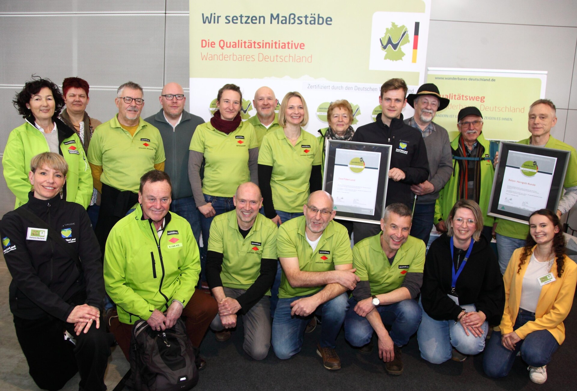Gruppenfoto der Zertifikatsverleihung „Wanderbares Deutschland“ zweier Wanderwege und einer Wanderregion im Schwarzwald als „Qualitätsweg“ bzw. „Qualitätsregion“.