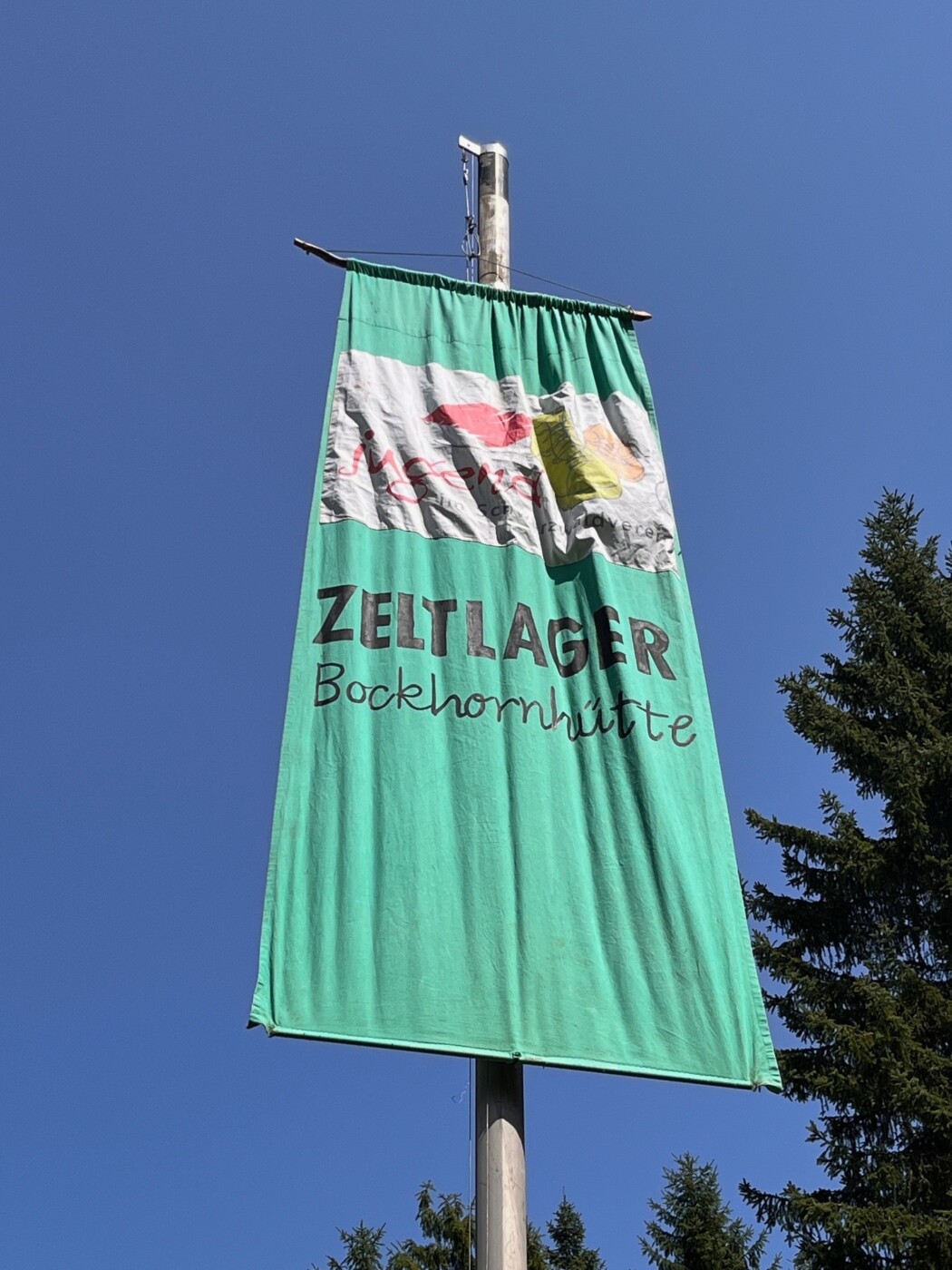 Fahne: Zeltlager Bockhornhütte vor blauem Himmel – Jugend im Schwarzwaldverein.