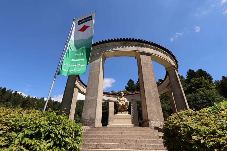 Ehrenmal des Schwarzwaldvereins in Allerheiligen von 1925: Das Denkmal steht auf einer Wiese, umgeben von Bäumen, und erinnerte zunächst an die Gefallenen des ersten Weltkrieges und das damit verbundene Leid. Heute ist es allen verstorbenen Mitgliedern des Schwarzwaldvereins gewidmet.