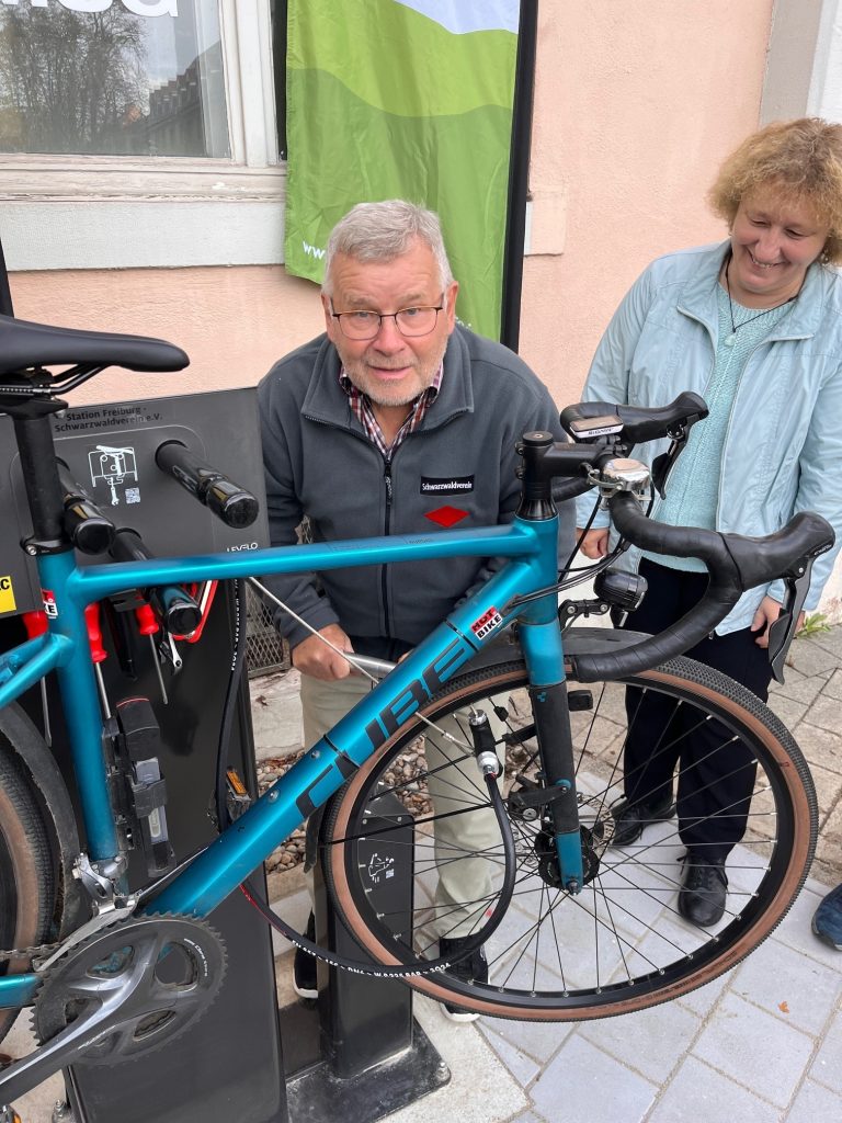 Antje Schipulle und Meinrad Joos an der Fahrradreparaturstation der SWV-Geschäftsstelle.
