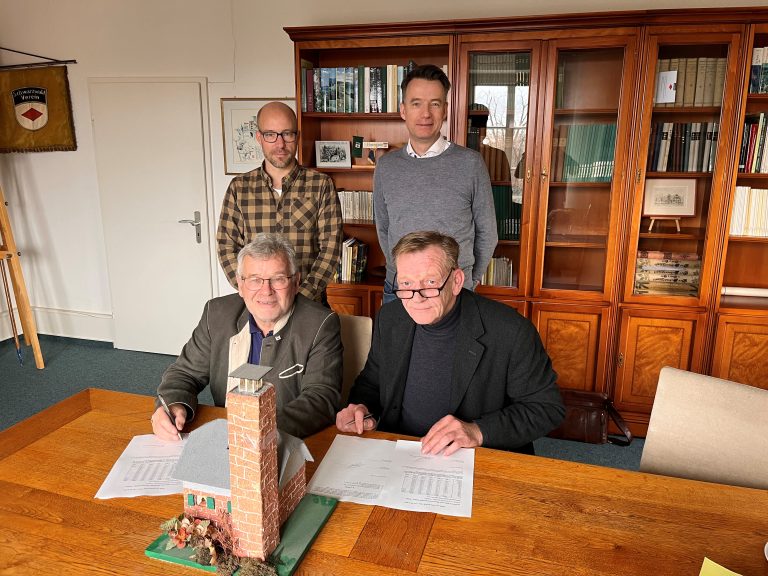 Unterzeichnung des Pachtvertrags des Gedächtnishauses Fohrenbühl durch Meinrad Joos, Andreas Hall, Mirko Bastian und den Pächter.