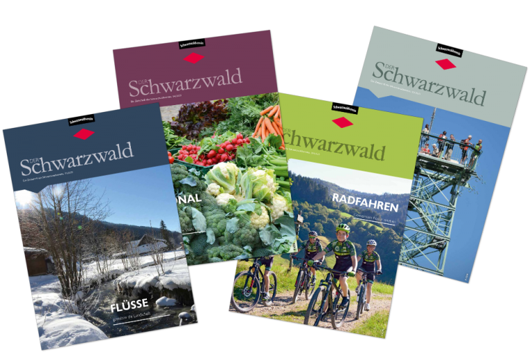 Vier Ausgaben der Vereinszeitschrift „Der Schwarzwald“ des Schwarzwaldvereins mit Titeln zu den Themen Flüsse, Radfahren, regionales Essen und Türme im Schwarzwald – ein Einblick in die vielfältigen Schwerpunkte der Publikation.