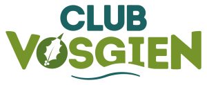 Das Logo des CLUB VOSGIEN zeigt einen großen blau-grünen Schriftzug in freundlicher Schrift, ein Stechpalmenblatt und eine geschwungene Linie.