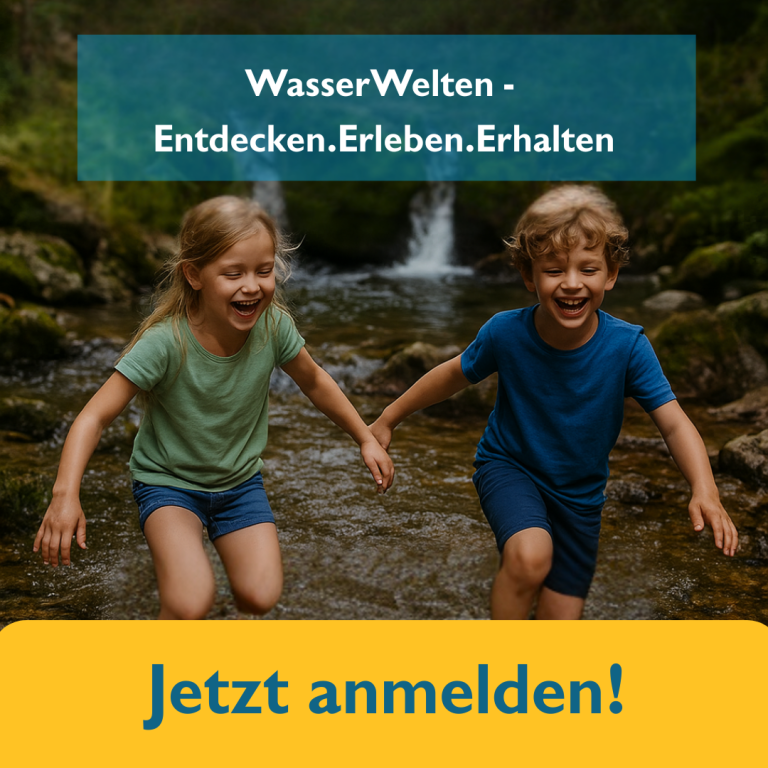 WasserWelten – Entdecken. Erleben. Erhalten. Jetzt anmelden! – Ein Mädchen und ein Junge planschen lachend in einem Gewässer an einem Wasserfall.