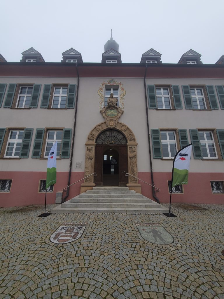 Eingang des Gebäudes, in dem die Regionalkonferenz stattgefunden hat.