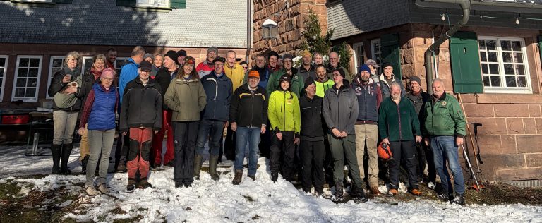 Gruppenfoto der neuen Betreiber des Wanderheims Fohrenbühl zusammen mit Beauftragten des Schwarzwaldvereins.