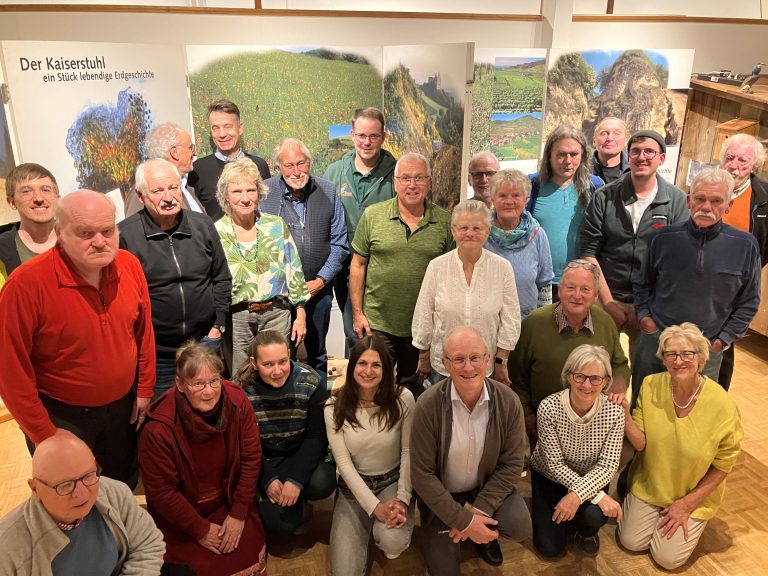 Gruppenfoto der engagierten Ehrenamtlichen und Unterstützer*innen im Naturzentrum Kaiserstuhl.