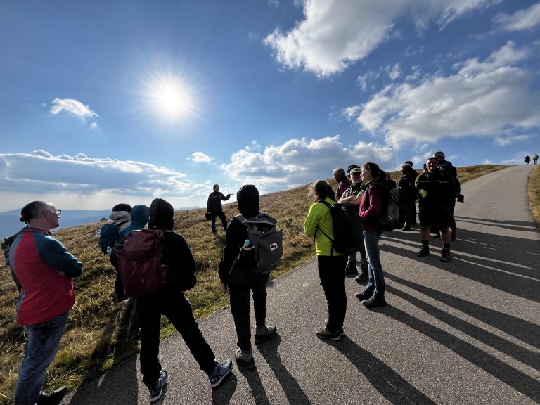 Teilnehmer*innen des Outdoor-Tourismus-Guide-IHK Lehrgangs beim Draußenseminar auf dem Feld.