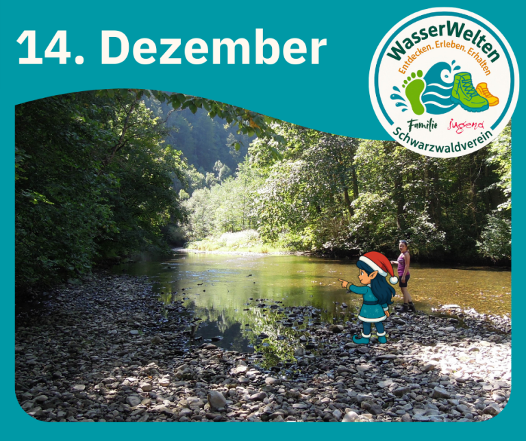 Die kleine Weihnachtselfe steht an einem Kiesstrand und zeigt auf einen Fluss. Im Hintergrund ist ein Mädchen und schaut zur kleinen Weihnachtselfe. – WasserWelten entdecken, erleben, erhalten. Familie und Jugend im Schwarzwaldverein.