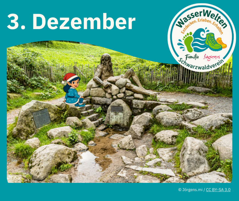 Die kleine Weihnachtselfe hockt auf einer Steintreppe neben der Statue eines sitzenden Mannes, die über eine Wasserquelle wacht.