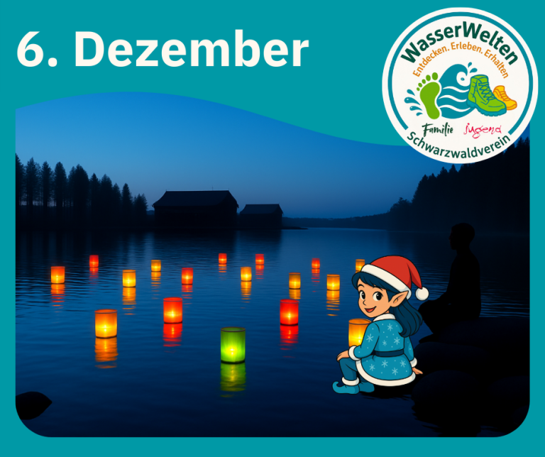 Die kleine Weihnachtselfe sitzt in der Abenddämmerung an einem See, auf dem bunte Lampions schwimmen.