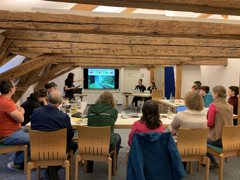 Jugendverbandsversammlung im Konferenzraum des Schwarzwaldvereins in Freiburg.